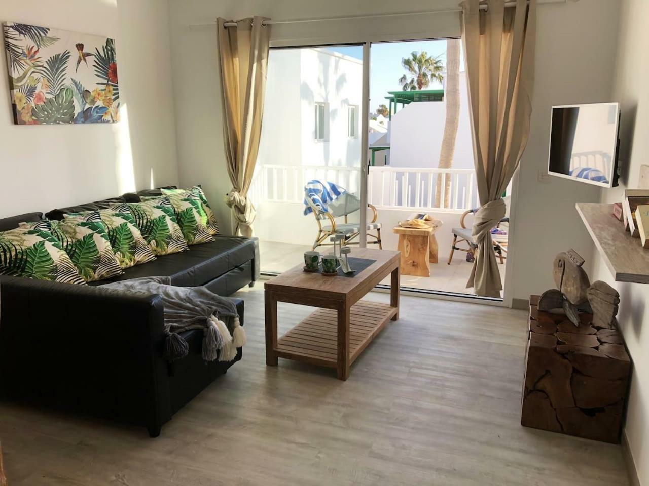 Sea Breeze With Shared Pool And Near The Beach Apartment Costa Teguise Ngoại thất bức ảnh